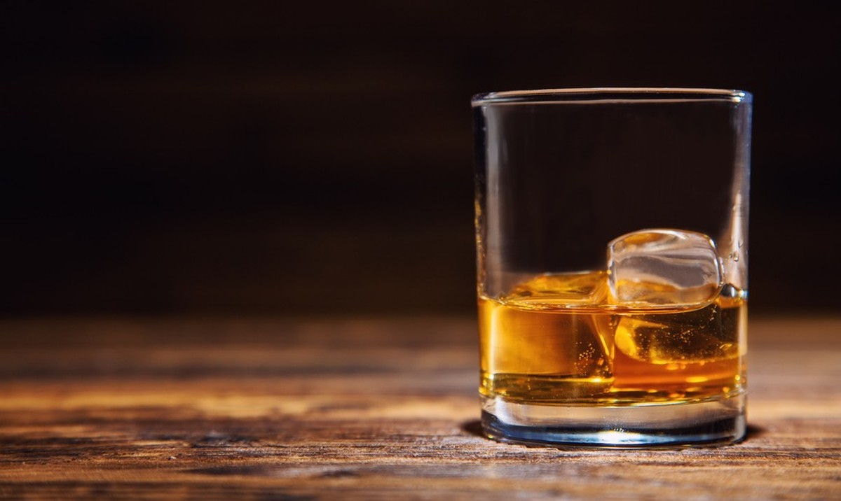 whisky whiskey on the rocks eiswürfel trinken drinks alkohol