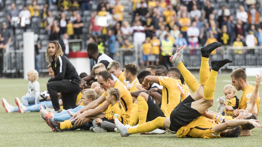 Die YB Spieler freuen sich nach dem Fussball Meisterschaftsspiel der Super League, des BSC Young Boys gegen den FC Basel, am Sonntag, 23. September 2018, im Stade de Suisse in Bern. (KEYSTONE/Alessand ...