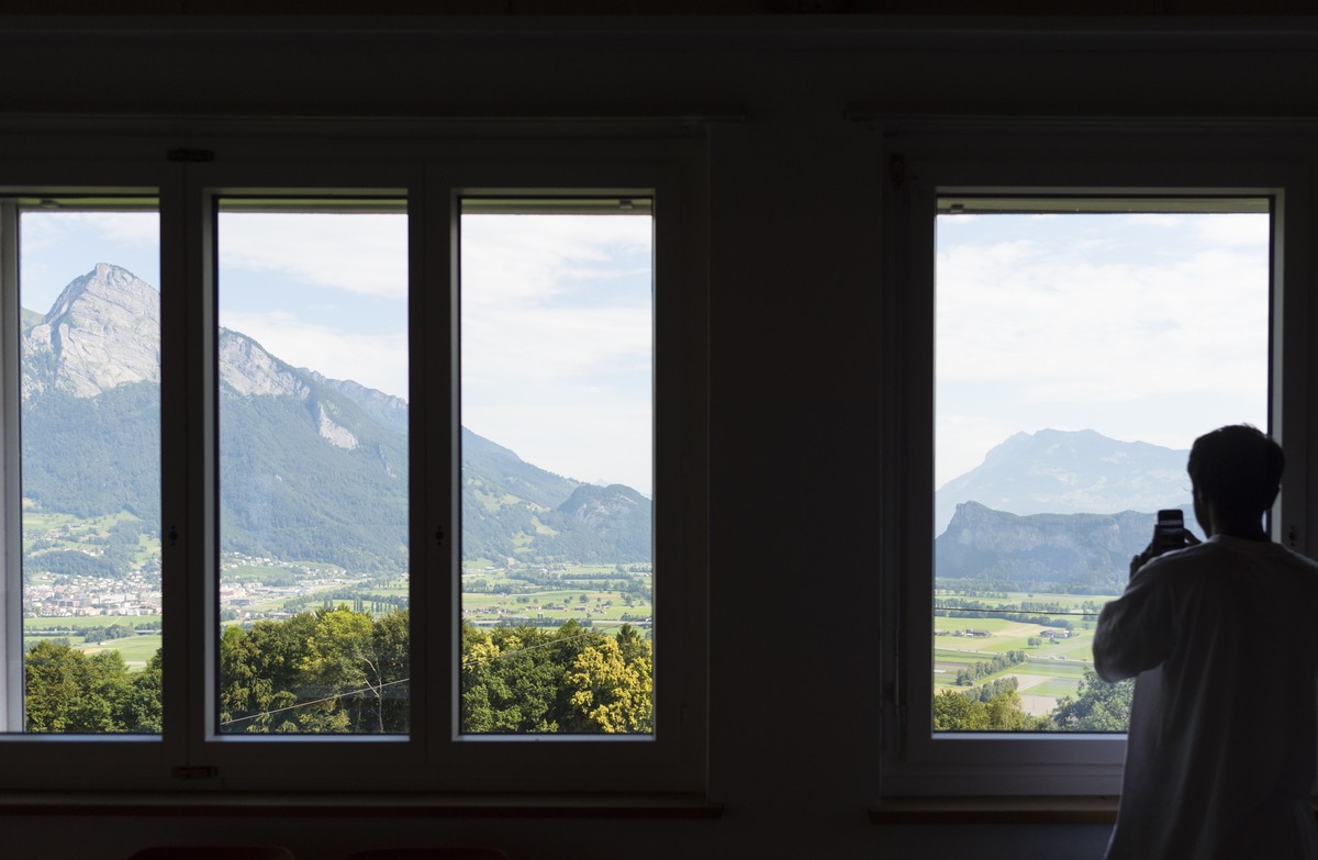 ARCHIV - ZUM RUECKGANG DER ASYLGESUCHE IM ZWEITEN QUARTAL IN DER SCHWEIZ STELLEN WIR IHNEN FOLGENDES ARCHIVBILD ZUR VERFUEGUNG. - Ein Asylsuchender macht ein Foto, aufgenommen an einem Rundgang im Asy ...