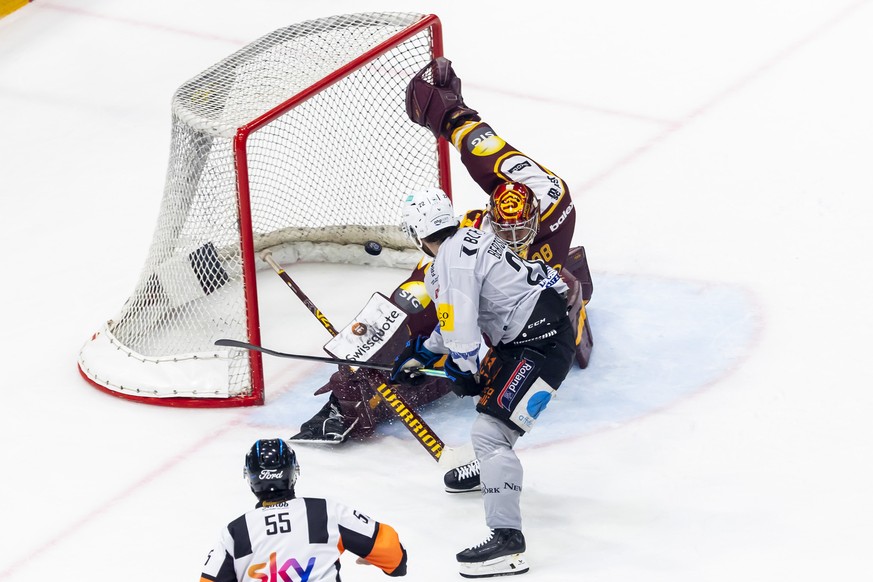 Christoph Bertschy (HCFG), left, scores the 0:1 against goaltender Stephane Charlin (GSHC), right, during the fourth leg of the National League semifinal playoff game of the Swiss Championship between ...