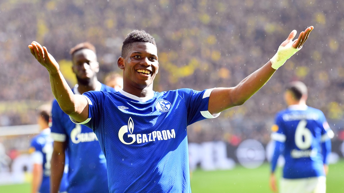 epa07532388 Schalke's Breel Embolo celebrates after scoring the 4-2 lead during the German Bundesliga soccer match between Borussia Dortmund and FC Schalke 04 in Dortmund, Germany, 27 April 2019. ...