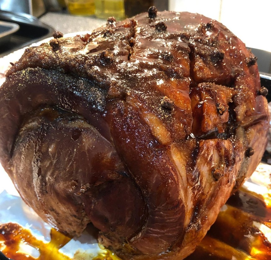 Ham in coca cola schinken roast ham essen food fleisch kochen nigella lawson 
https://www.instagram.com/p/CJLkUWrrfE9/