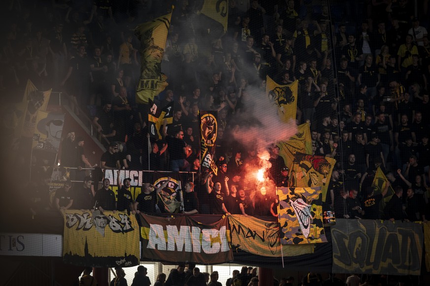 YB Fans mit Pyro kurz vor dem Fussball Meisterschaftsspiel der Super League zwischen dem FC Basel 1893 und dem BSC Young Boys, im Stadion St. Jakob-Park in Basel, am Sonntag, 7. August 2022. (KEYSTONE ...