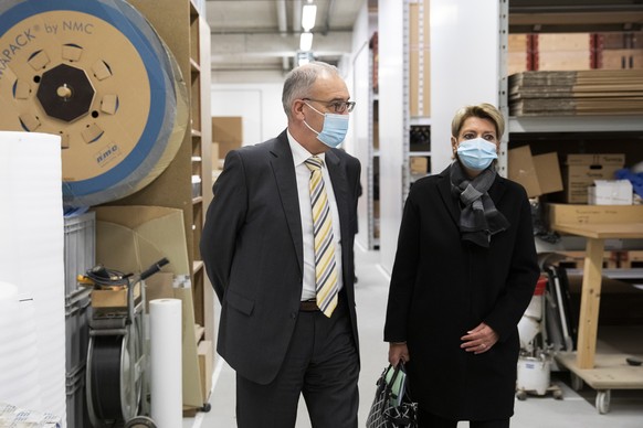 Bundesraetin Karin Keller Sutter und Bundesrat Guy Parmelin waehrend einer Fuehrung durch die Schreinerei Roethlisberger, am Dienstag, 27. Oktober 2020 in Guemligen. Die Bundesraete aeusserten sich zu ...