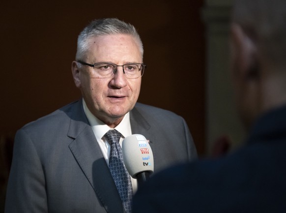 Nationalrat Andreas Glarner (SVP-AG), links, im Interview mit Matthias Steimer, Bundeshauskorrespondent von TeleZueri, rechts, vor seiner Anhoerung bei der Kommission fuer Rechtsfragen des Staenderats ...