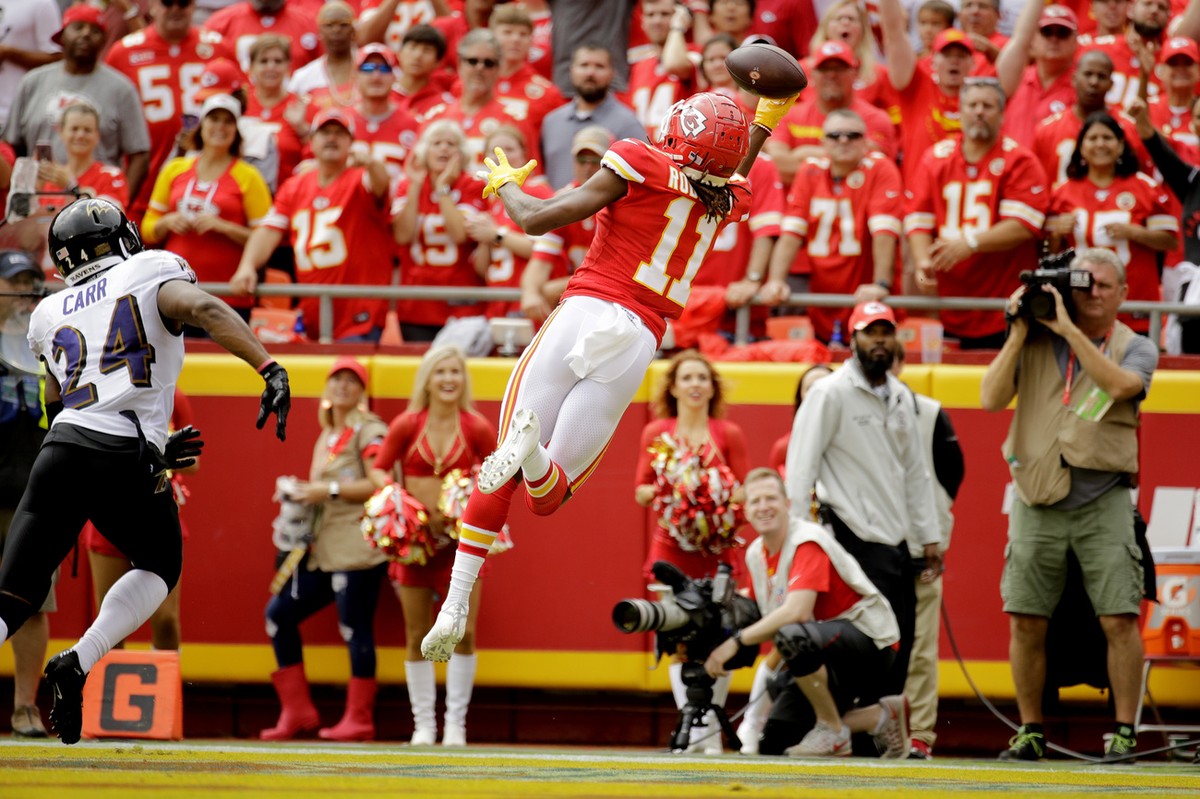 Kansas City Chiefs wide receiver Demarcus Robinson (11) makes a one-handed touchdown catch in front of Baltimore Ravens cornerback Brandon Carr (24) during the first half of an NFL football game in Ka ...