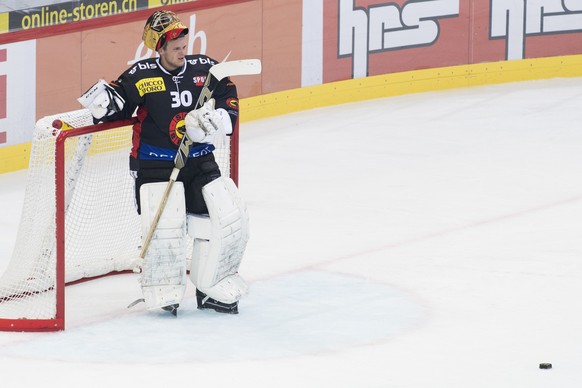 SC Bern Torhueter Leonardo Genoni beim Eishockey Meisterschaftsspiel der NLA zwischen dem SC Bern den SCL Tigers und am Freitag, 9. September 2016, in der Postfinance Arena in Bern. (KEYSTONE/Anthony  ...