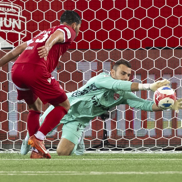 Torhueter Niklas Steffen (FCT), Mitte-rechts, stoppt ein schiesst von Winsley Boteli (SIO), links, neben Marco Buerki (FCT), und Justin Roth (FCT), rechts, im Super League Spiel zwischen dem FC Thun u ...