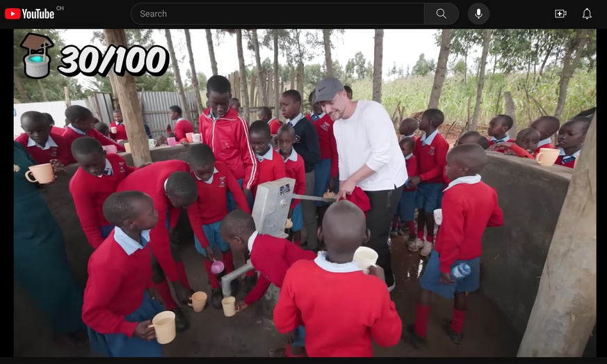 Der YouTuber MrBeast hilft Kindern in Afrika.