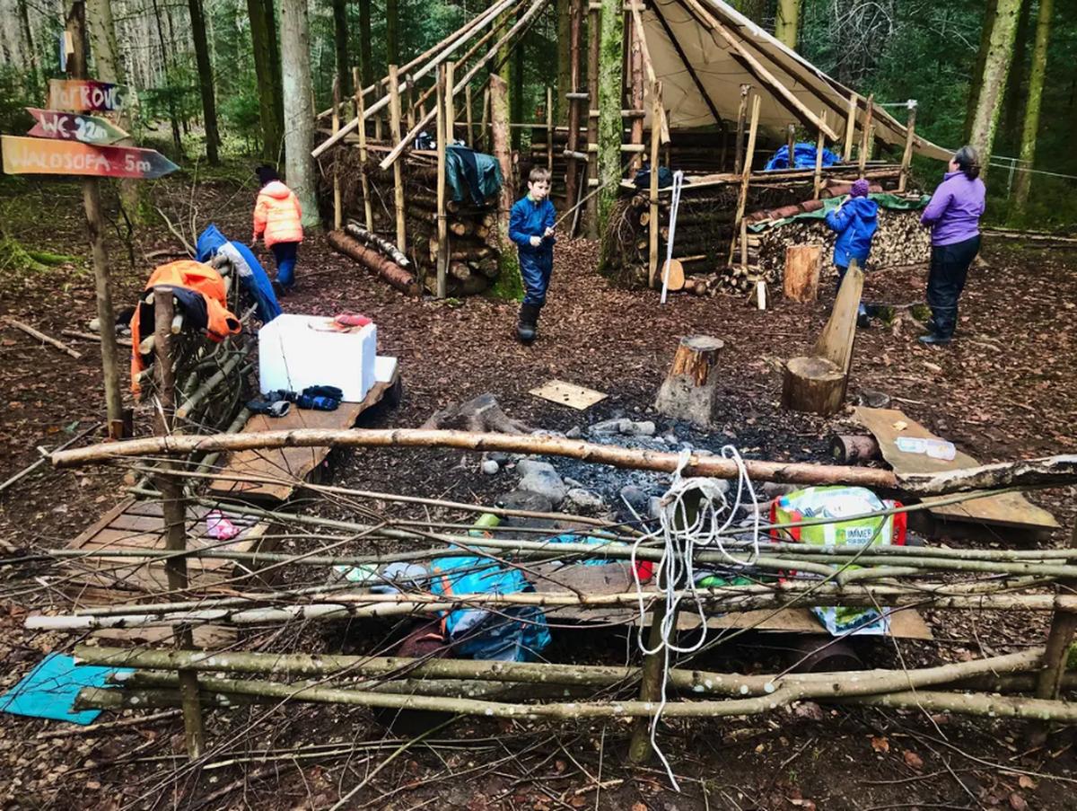 Lernen in der Natur: Szene in der Hardwaldschule in Kloten.