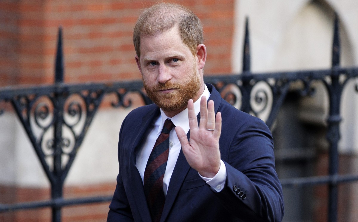 epa12021027 Britain's Prince Harry departs the High Court in London, Britain, 09 April 2025. Prince Harry is appealing against a High Court ruling that states he should not be provided the same l ...