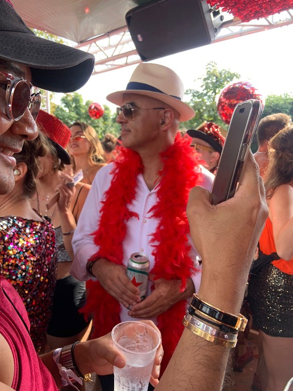 Bundespräsident Alain Berset an der Street Parade 2023 auf einem Love Mobile. Am 12. August 2023 in Zürich.