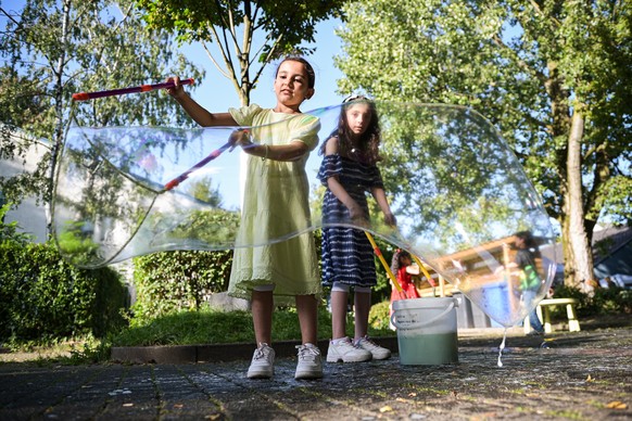 Vogelheim steht Kopf *** NUR F?R REDAKTIONELLE ZWECKE *** EDITORIAL USE ONLY ***&lt;p&gt;Ravza (l.) und Yagmur machen Seifenblasen beim Stadtteilfest Vogelheim steht Kopf am Samstag, 09. September 202 ...