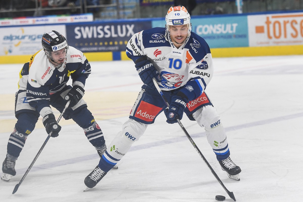 Ambri's player Noele Trisconi and Zurich's player Sven Andrighetto, from left, fight for the puck, during the preliminary round game of National League Swiss Championship between HC Ambri Pi ...