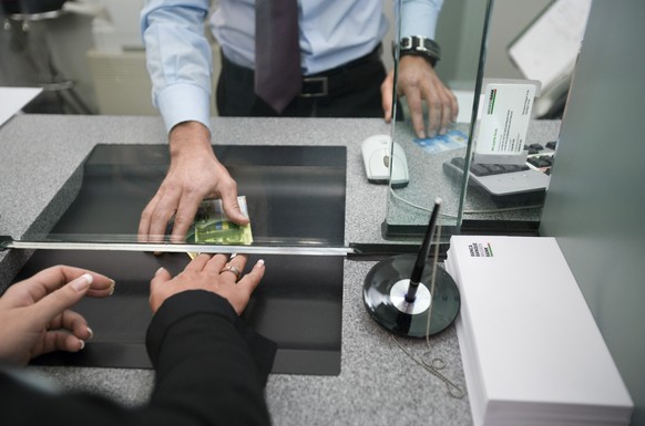 ZUM VOM OECD FESTGELEGTEN STANDARD ZUM AUTOMATISCHEN INFORMATIONSAUSTAUSCH STELLEN WIR IHNEN FOLGENDES BILD ZUR VERFUEGUNG --- Ziel des globalen Standard sei es, die Massnahmen gegen Steuerflucht und  ...
