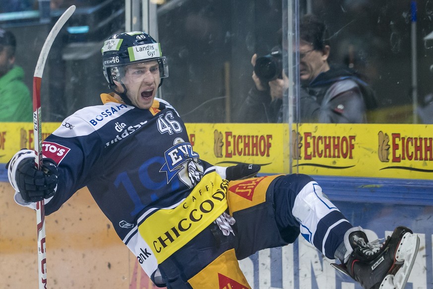 Zugs Lino Martschini jubelt nach seinem Tor zum 2:2 beim Eishockeyspiel der National League zwischen dem EV Zug und dem HC Ambri-Piotta, am Freitag, 17. November 2017, in der Bossard Arena in Zug. (KE ...