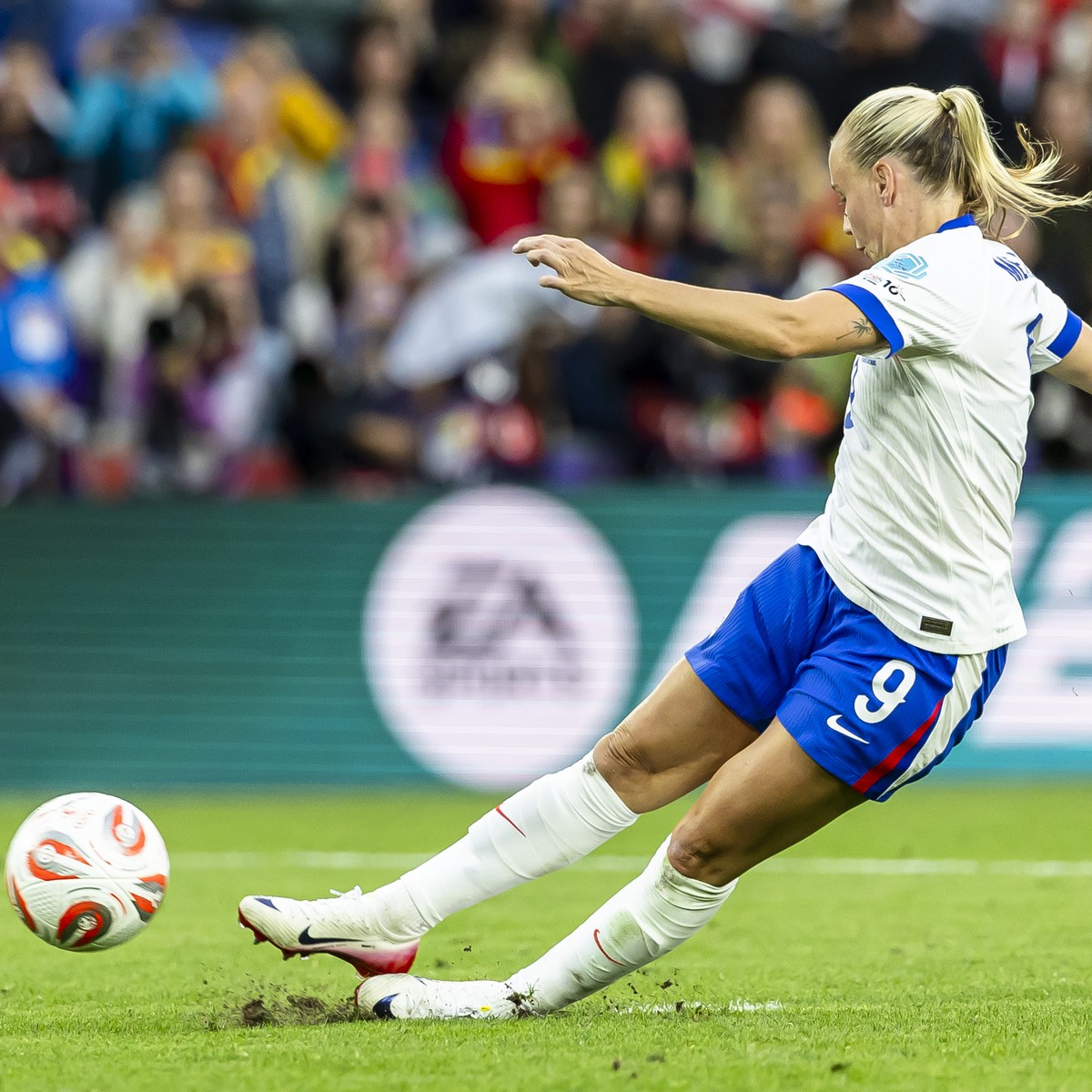 England's Beth Mead during her first attempt in the penalty shoot-out after extra time during the UEFA Women's EURO 2025 final soccer match between England and Spain at the St. Jakob-Park st ...