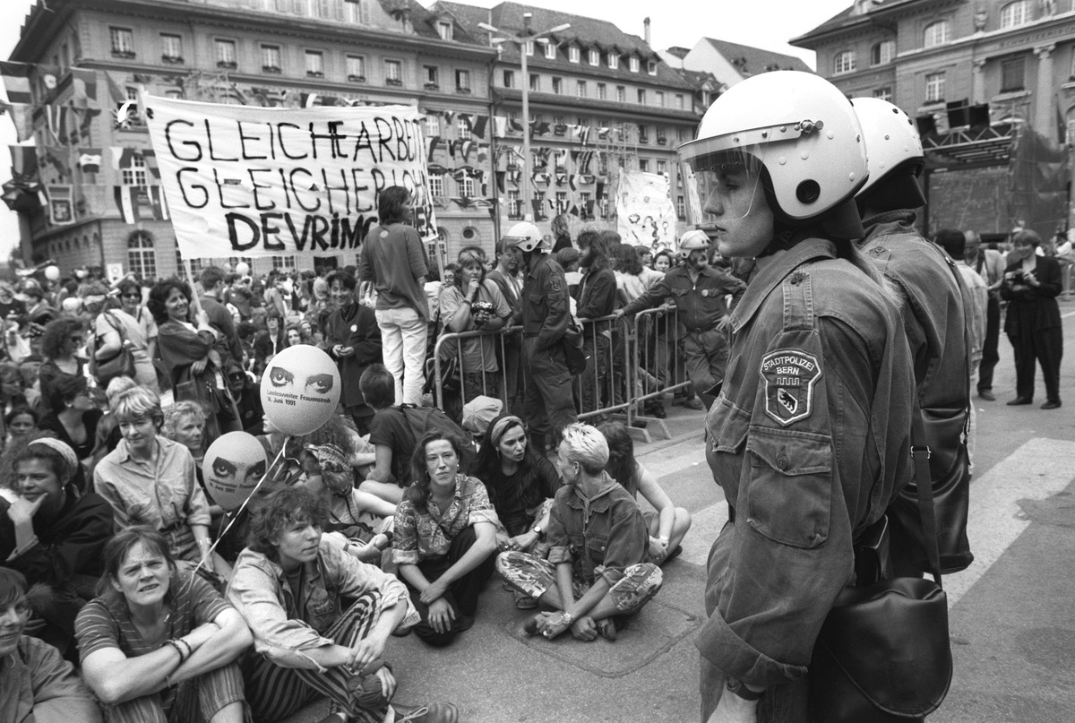 ZUM 25. JAHRESTAG DES FRAUENSTREIKTAGES AM DIENSTAG, 14. JUNI 2016, STELLEN WIR IHNEN FOLGENDES ARCHIVMATERIAL ZUR VERFUEGUNG - Hunderte von Frauen demonstrieren in Bern auf dem Bundesplatz anlaesslic ...