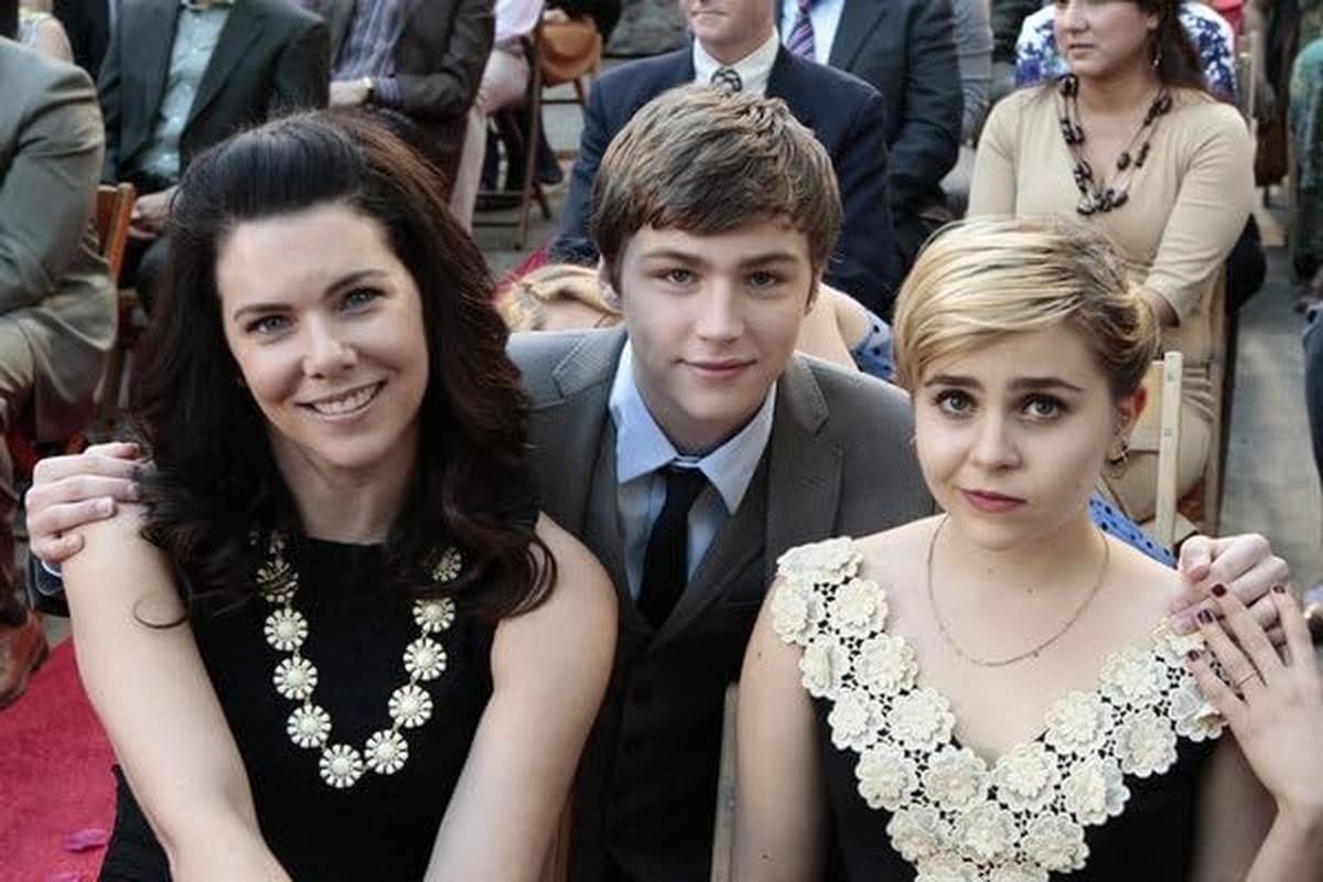 Lauren Graham, Mae Whitman, and Miles Heizer in Parenthood (2010)