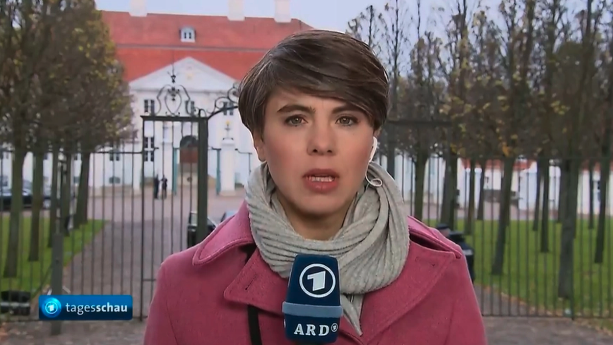 "Tagesschau"-Reporterin Kristin Becker im Einsatz: Hier hatte das Funkloch noch nicht zugeschlagen.