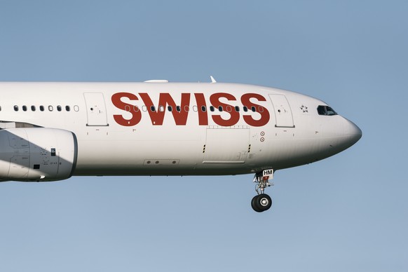 THEMENBILD ZU DEN QUARTALSZAHLEN DER FLUGGESELLSCHAFT SWISS --- Eine Boeing 777-300ER der Swiss befindet sich im Landeanflug, aufgenommen am 14. August 2014 am Flughafen Zuerich in Kloten, Kanton Zuer ...
