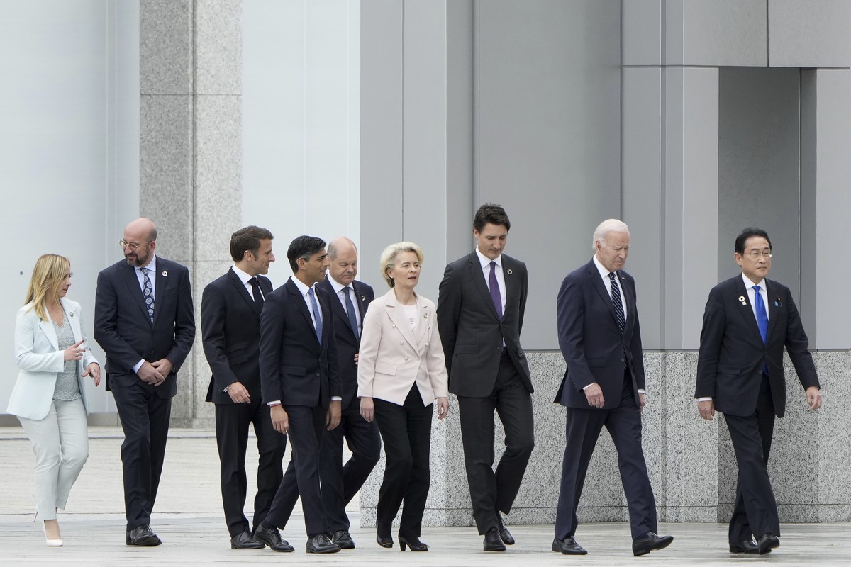 From left, Italian Premier Giorgia Meloni, European Council President Charles Michel, French President Emmanuel Macron, British Prime Minister Rishi Sunak, German Chancellor Olaf Scholz, European Comm ...