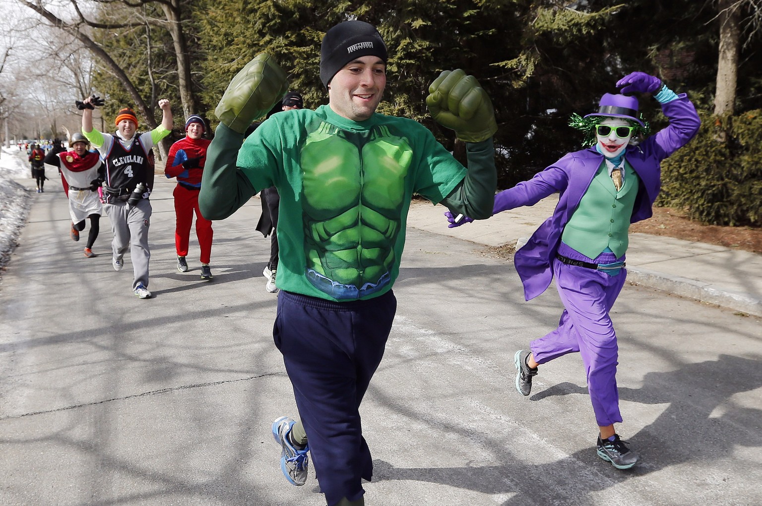 Verkleidete Läufer trainieren für den diesjährigen Marathon. Ihre Kostüme müssen sie am Lauf aber zu Hause lassen.