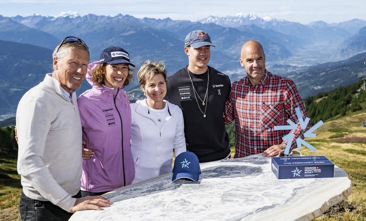 Pirmin Zurbriggen, ancien skieur suisse, Michelle Gisin, skieuse suisse, Erika Hess, ancienne skieuse suisse, Franjo von Allmen, skieur suisse et Didier Defago, CEO de Crans-Montana 2027, posent de ga ...