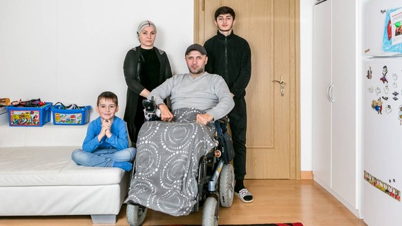 Die Angst vor der Ausschaffung nach Russland bleibt Ruslan Nachchaev (Mitte) mit seiner Frau Khawa Dugaeva und seinen Söhnen Yasin (links) und Malik (hinten). Nicht auf dem Foto ist der älteste Sohn.  ...