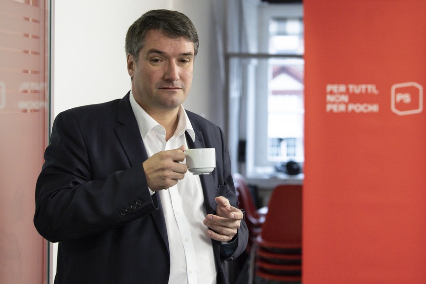 SP-Parteipraesident Christian Levrat trinkt einen Kaffee am traditionellen Drei-Koenigs-Apero, am Montag, 7. Januar 2018, in Bern. (KEYSTONE/Peter Schneider)
