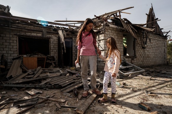 epa10905463 Alina Renz (25) and her six-year-old daughter stood outside the house where she and her husband rented a room, which was now destroyed by shelling in the village of Bilenke, Zaporizhia...