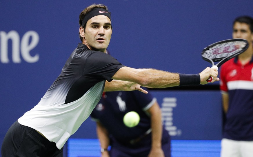 epa06171013 Roger Federer of Switzerland hits a return to Frances Tiafoe of the USA during their match on the second day of the 2017 US Open Tennis Championship at the USTA National Tennis Center in F ...