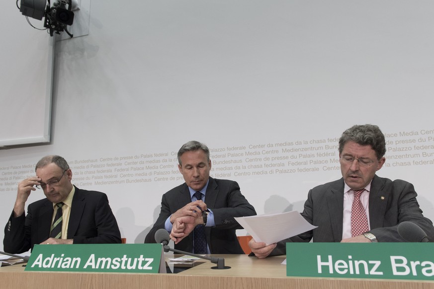 Die SVP-Nationalräte Guy Parmelin, Adrian Amstutz und Heinz Brand an der heutigen Medienkonferenz