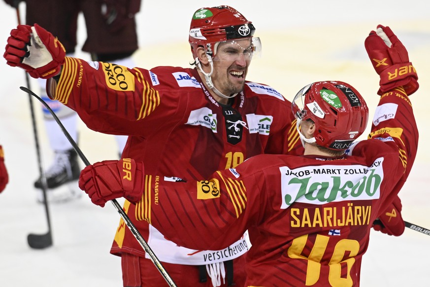 Tigers Sami Lepistoe, links, und Vili Saarijaevi, jubeln beim 3:0 waehrend dem Qualifikations-Spiel der National League zwischen den SCL Tigers und dem HC Genf Servette, am Dienstag 1. November 2022,  ...