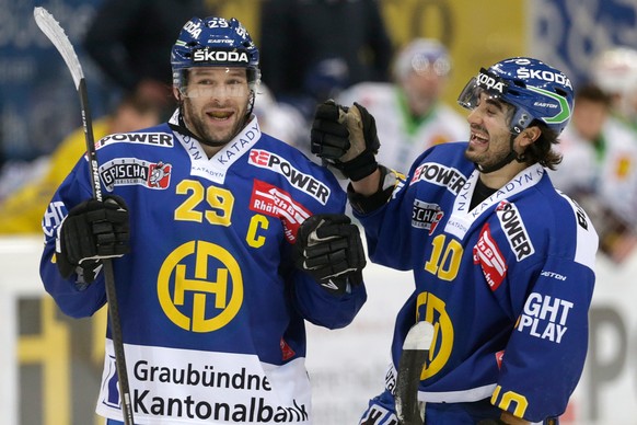 Die Spieler freuen sich immer auf den Spengler Cup, hier Beat Forster und Andres Ambühl.