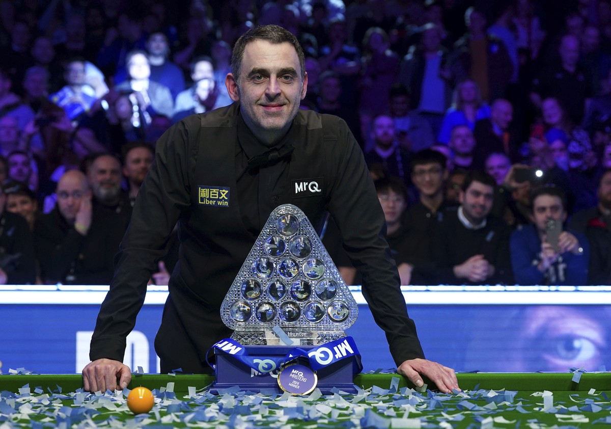 England's Ronnie O'Sullivan poses with the Paul Hunter trophy after victory over England's Ali Carter, not pictured, in the Masters final during day eight of the Masters at Alexandra Pa ...