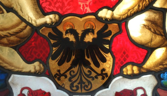 Der gläserne Doppeladler im Kreuzgang.