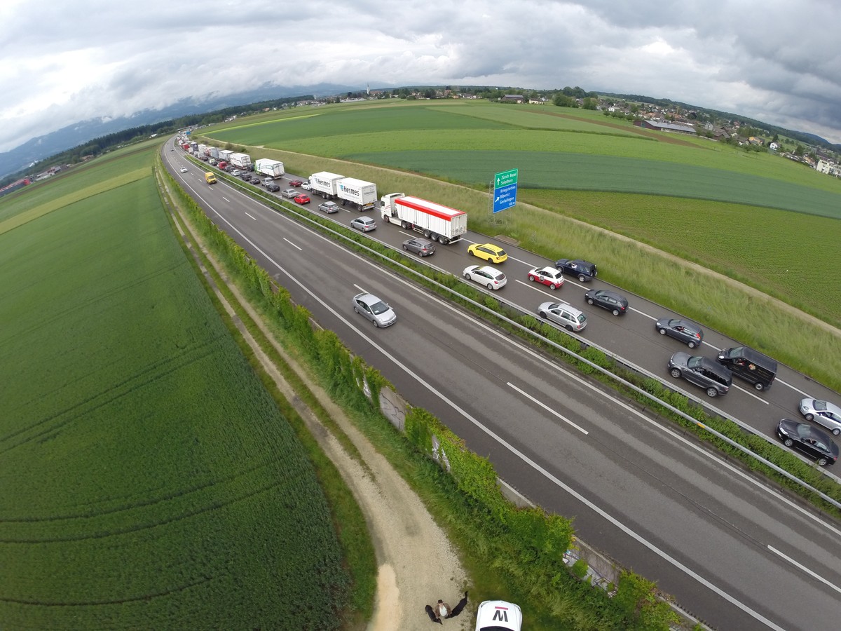 Der Stau auf der A1 hält an.