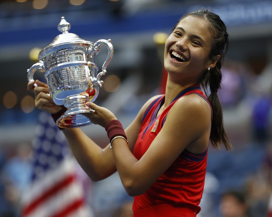 epa09462832 Emma Raducanu of Great Britain celebrates with the championship trophy after defeating Lelyah Fernandez of Canada to win the women&#039;s final match on the thirteenth day of the US Open T ...
