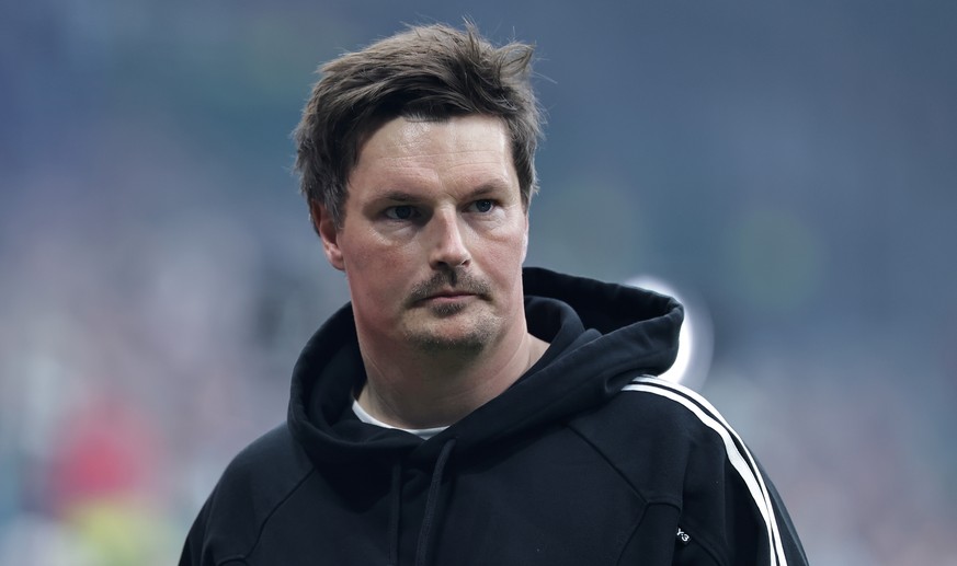 epa12898522 Head coach Merlin Polzin of Hamburg (C) reacts after the German Bundesliga soccer match between Werder Bremen and Hamburger SV in Bremen, Germany, 18 April 2026. EPA/FRIEDEMANN VOGEL CONDI ...