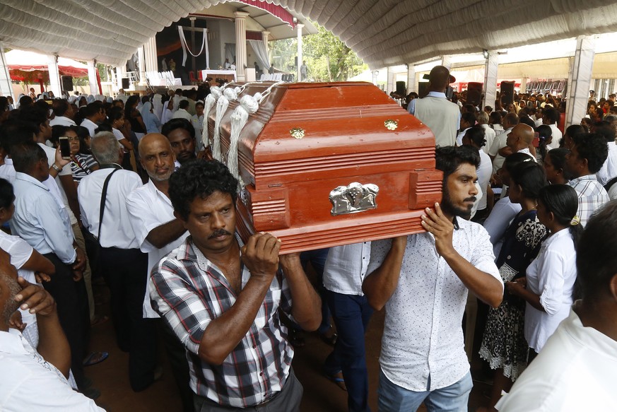 Am Dienstag wurden die ersten Opfer beigesetzt in Colombo.