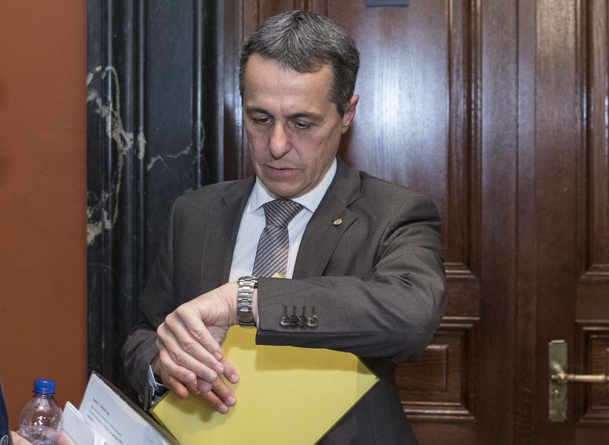 Bundesratskandidat Ignazio Cassis, FDP-TI, konsultiert seine Uhr nach seinem Auftritt am Hearing mit der Bundeshausfraktion der Gruenen Partei am Rand der Herbstsession der Eidgenoessischen Raete, am  ...