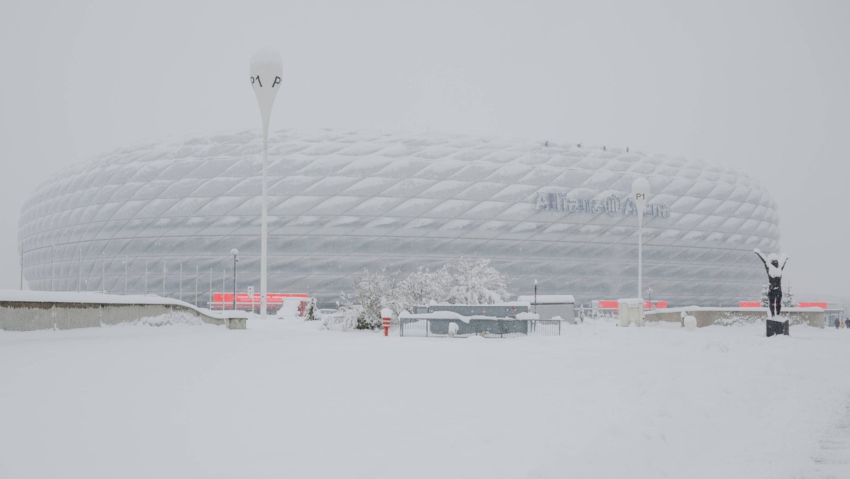Allianz Arena tief verschneit, FC Bayern Muenchen vs. 1. FC Union Berlin, Fussball, Bundesliga, 13. Spieltag, 02.12.2023 DFB regulations prohibit any use of photographs as image sequences and/or quasi ...