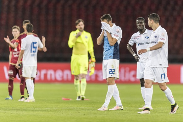 Die Zuercher Spieler zeigen Enttaeuschung nach dem Super League Fussballspiel zwischen dem FC Zuerich und dem FC Vaduz im Letzigrund, am Mittwoch, 25. Mai 2016 in Zuerich. Der FCZ steigt zum ersten Ma ...