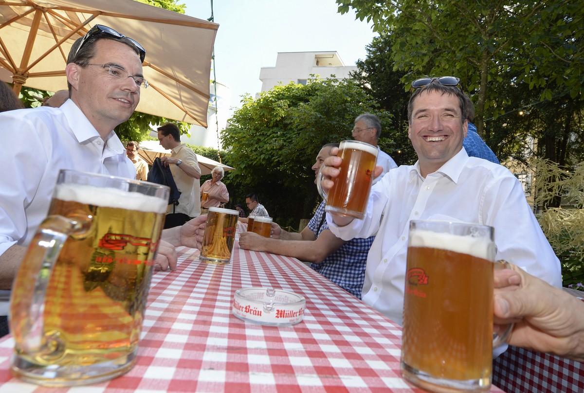 O'zapft is.... SP Parteipraesident Christian Levrat , rechts, und Michael Braendli, links, persoenlicher Mitarbeiter von Bundesrat Alain Berset, links, mit einem kuehlen Bier beim Besuch der Brau ...
