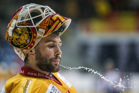 SCL Tigers Torhueter Ivars Punnenovs spuckt Wasser aus seinem Mund waehrend dem Eishockey-Meisterschaftsspiel der National League A zwischen dem EHC Kloten und den SCL Tigers am Samstag, 26. November  ...