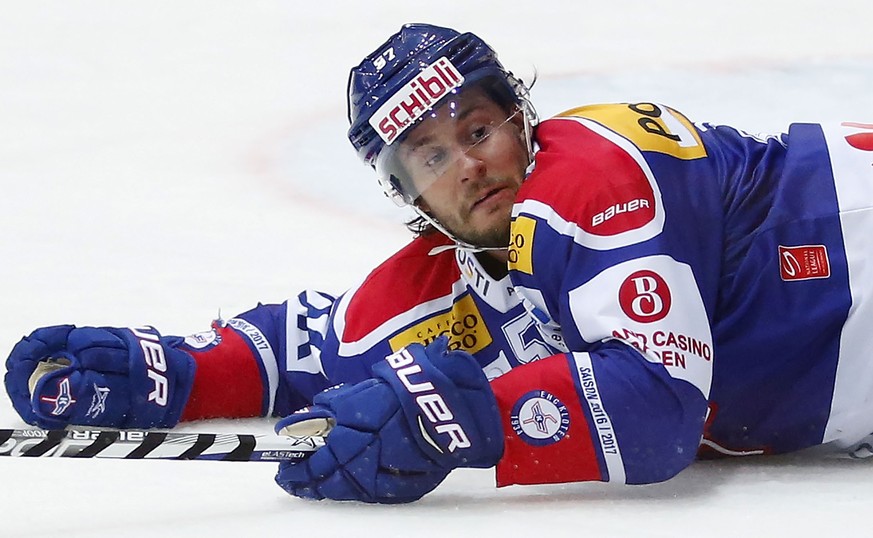 EHC Kloten Verteidiger Lukas Stoop waehrend dem Eishockey-Meisterschaftsspiel der National League A zwischen dem EHC Kloten und dem EV Zug am Freitag, 18. November 2016, in der SWISS Arena in Kloten.  ...