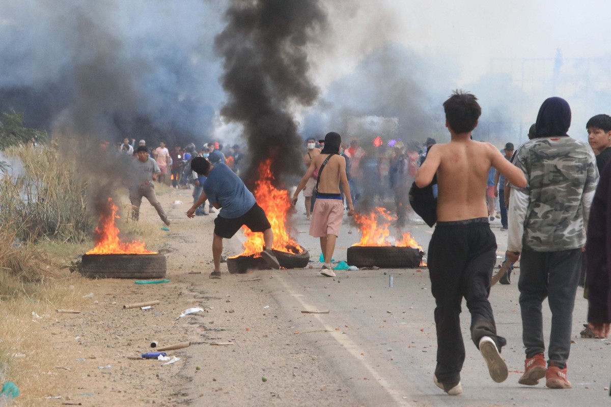 epa13020939 Protesters clash with Bolivian police and civilians in San Julian, Bolivia, 06 June 2026. At least two police officers were wounded by gunfire during an operation to clear a roadblock in t ...