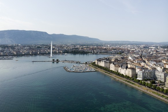 Vue de la ville de Geneve avec son jet d&#039;eau, sa rade, et ses quais au bord du lac Leman, ce vendredi 13 aout 2021 a Geneve. (KEYSTONE/Salvatore Di Nolfi)