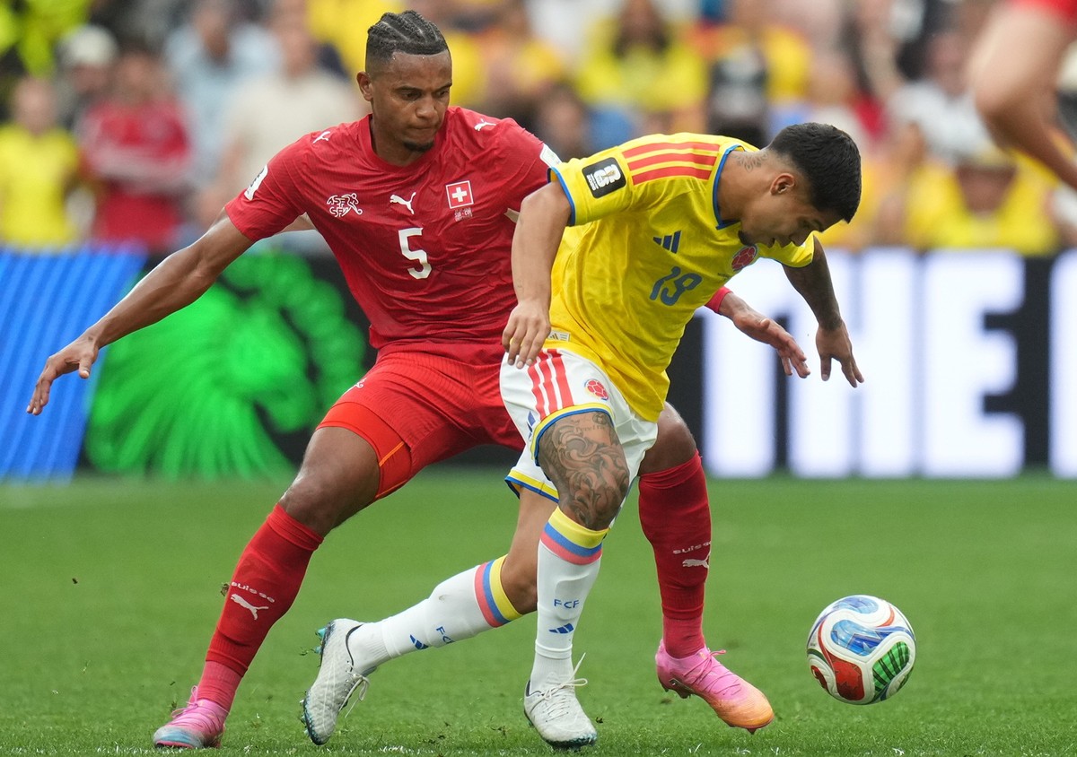 epa13096583 Manuel Akanji of Switzerland (L) in action against Cucho Hernandez of Colombia (R) during the FIFA World Cup 2026 Round of 16 match Switzerland against Colombia, in Vancouver, Canada, 07 J ...